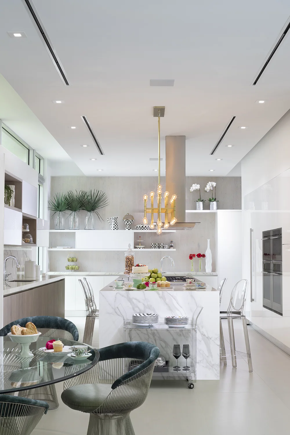 Cocina blanca en una casa de diseño moderno