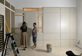 Avances de carpintería en el salón de una casa contemporánea de Golden Beach.