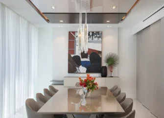 Comedor de lujo con un diseño de techo en un condominio Sunny Isles