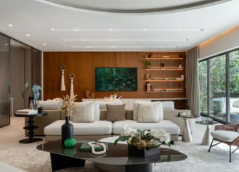 Diseño de salón en una casa de Bay Harbor Island por DKOR Interiors Residential Firm