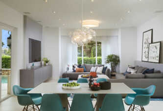 hermosa lámpara de araña en una sala de estar