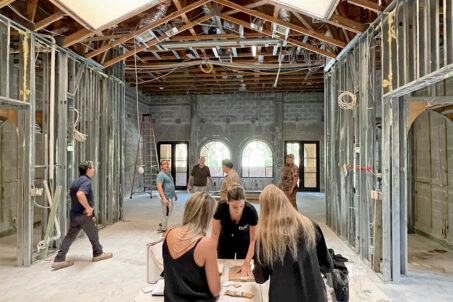 Colaboración de equipos de interioristas y arquitectos en una vivienda de nueva construcción