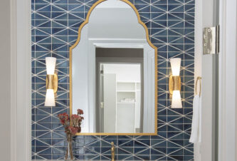Diseño de baño pop de color con azulejos azules