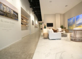 Diseño de un centro de ventas de edificios en Clearwater, Florida, por DKOR Interiors