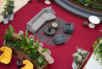 Zona de estar entre las instalaciones de un edificio comercial