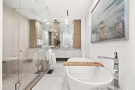 Transformación del baño principal de un apartamento en Miami Beach