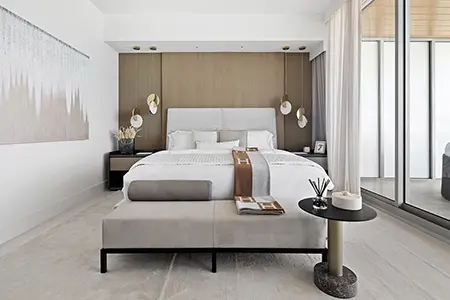 Diseño sereno y monocromático del dormitorio principal