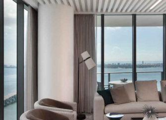 Precioso salón en One Paraiso Miami, diseñado por DKOR Interiors