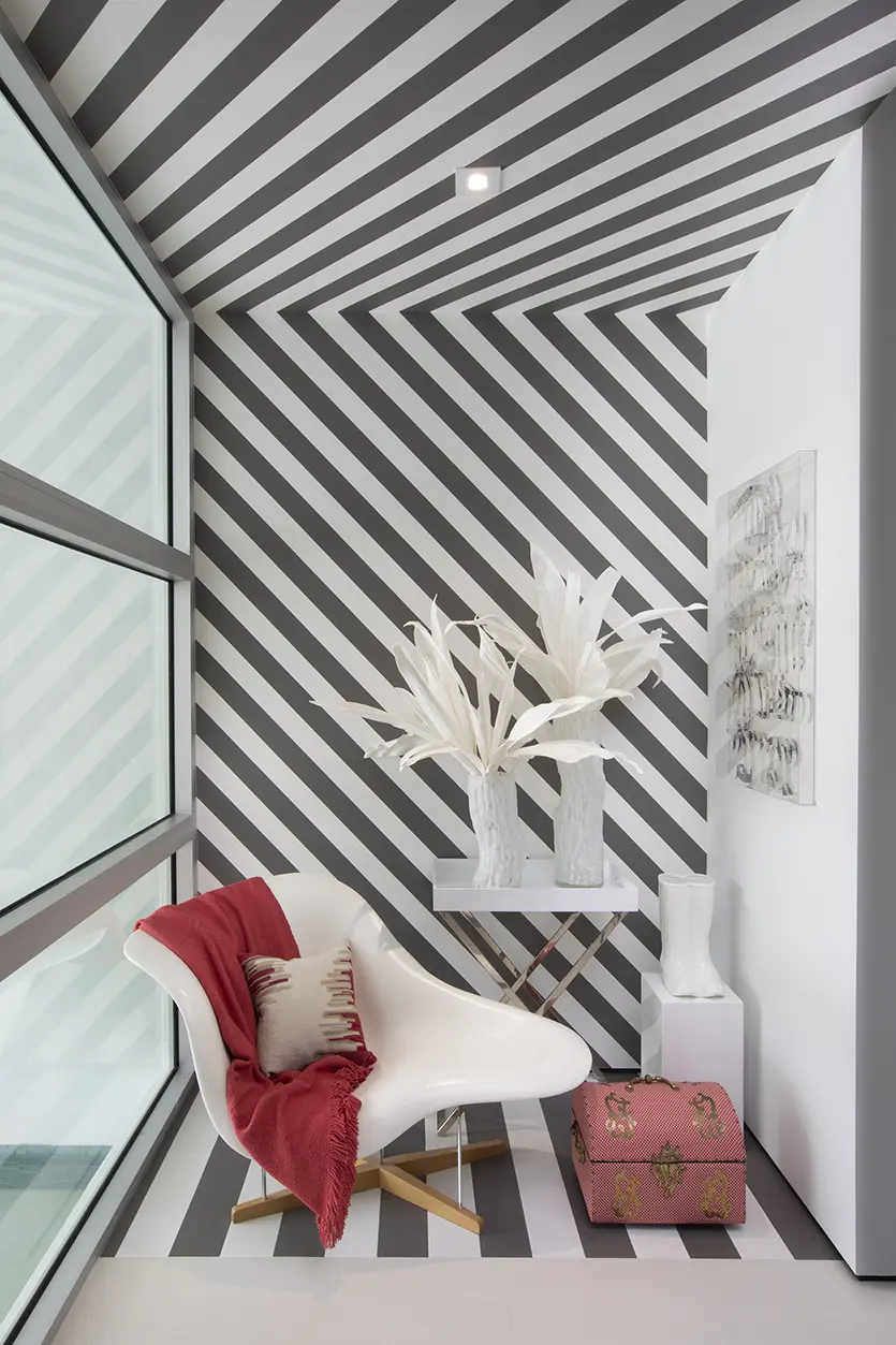 Decorating Your Foyer with Wallpaper