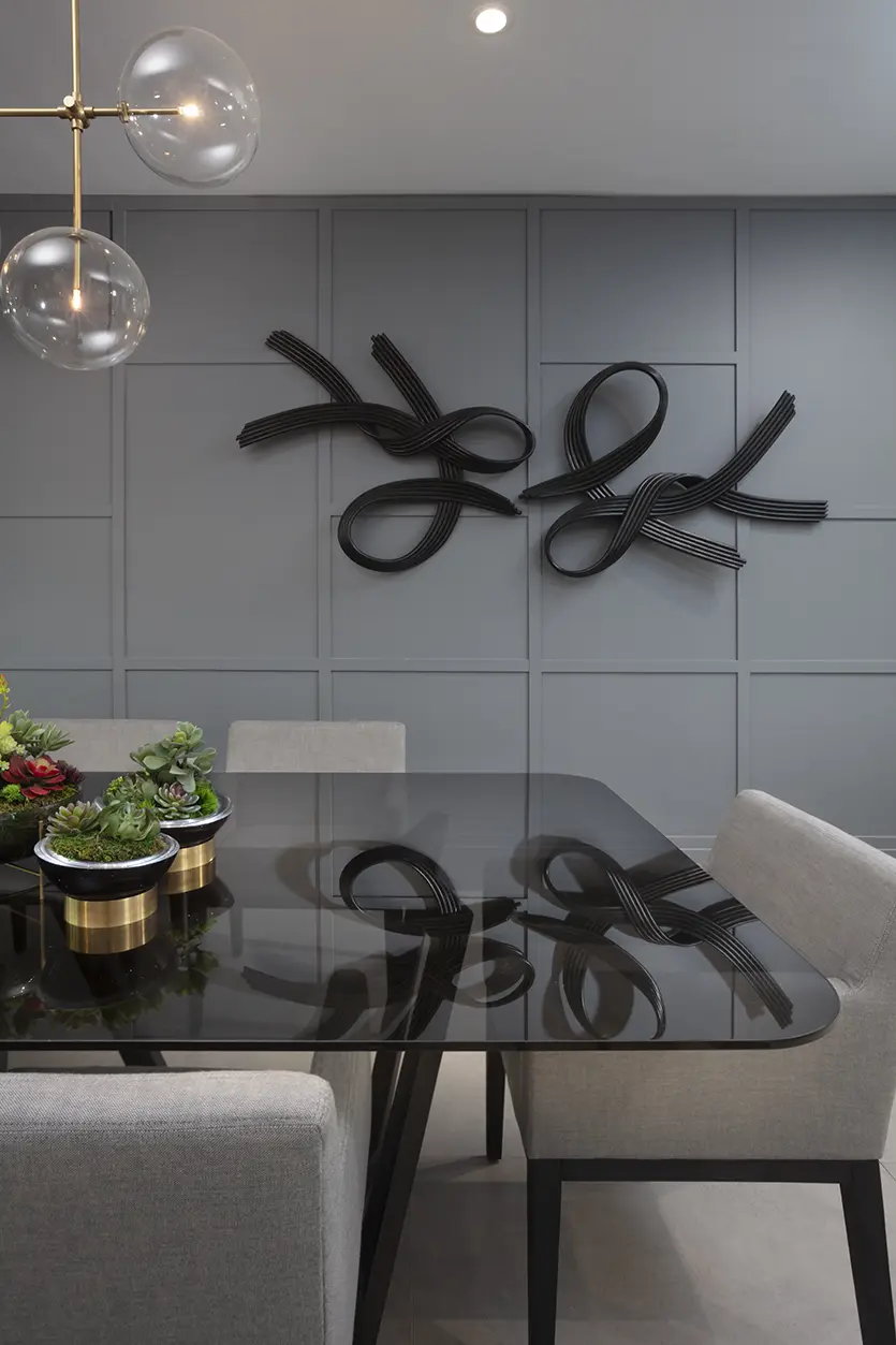 Comedor de transición con detalles de carpintería en Florida