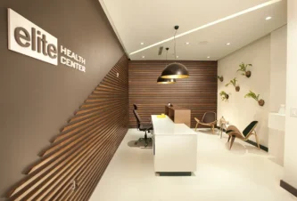 Oficinas en centros de salud diseñadas por una empresa de diseño comercial