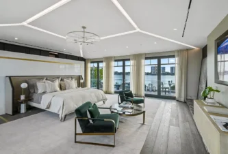 Dormitorio sofisticado y atemporal inspirado por interioristas de Palm Beach