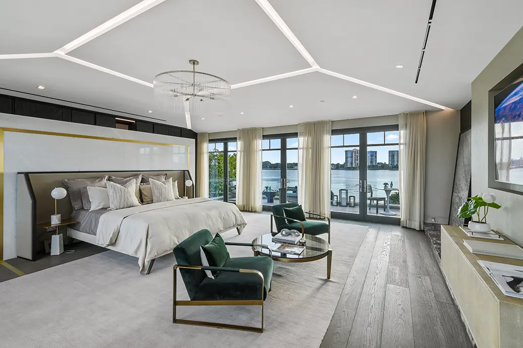 Dormitorio sofisticado y atemporal inspirado por interioristas de Palm Beach