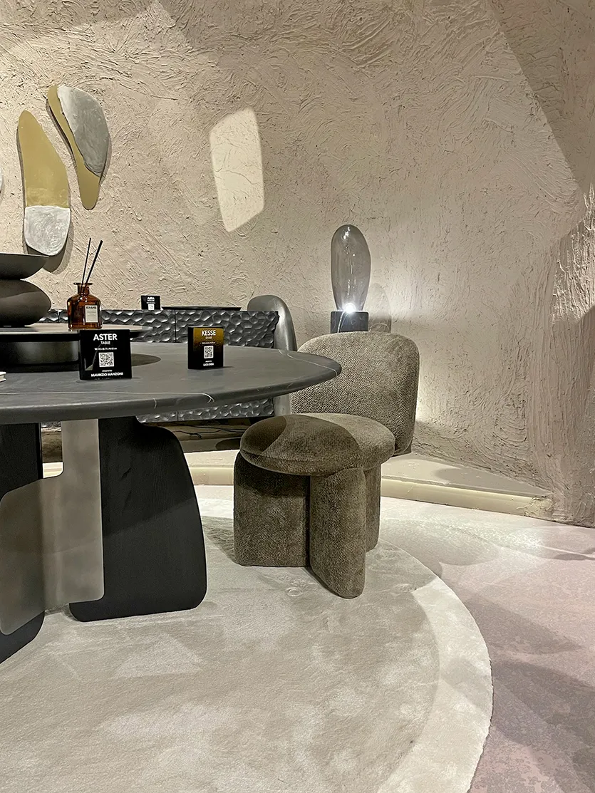 Creativos diseños de mesas de comedor presentados en el Salone Del Mobile