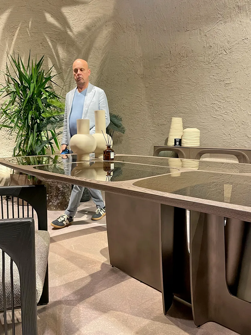 Creativos diseños de mesas de comedor presentados en el Salone Del Mobile