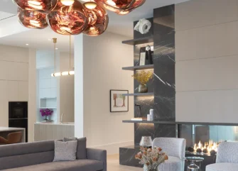 Diseño del salón de una casa de Palm Beach por los mejores diseñadores de Palm Beach, DKOR Interiors.