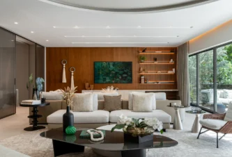 Salón de una casa en Bay Harbor Island, Miami, renovado por DKOR Interiors