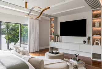 Sereno diseño del dormitorio principal por diseñadores de reformas de viviendas de Miami